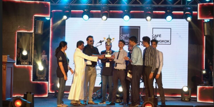 രാജഗിരി ഇന്ഫ്ളോറെ മാനേജുമെന്റ് ഫെസ്റ്റില് ഓവറോള് ചാമ്പ്യന്മാരായ ബാംഗളൂര് ക്രൈസ്റ്റ് ഡീമ്ട് ടു ബി യൂണിവേഴ്സിറ്റി ടീം അംഗങ്ങള്, അസി. ഡയറക്ടര് ഫാ. ഫ്രാന്സിസ് മണവാളന് സി.എം.ഐ, സിനിമാ താരം ടിനി ടോം എന്നിവരില് നിന്നും ട്രോഫി ഏറ്റുവാങ്ങുന്നു