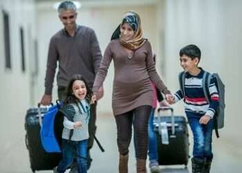 ഗൾഫ് രാജ്യങ്ങളിലേക്ക് കുടുംബാംഗങ്ങളെ സന്ദർശക വീസയിൽ കൊണ്ടുവരുന്നതിനുള്ള ശമ്പള പരിധി ഇരട്ടിയാക്കി