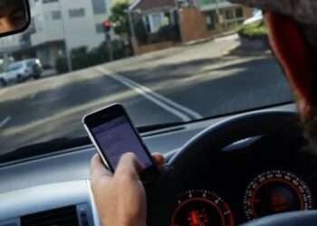 ഒമാനിൽ വാഹനമോടിക്കുമ്പോൾ സ്ഥലങ്ങളുടെ ലൊക്കേഷനോ വിലാസമോ കണ്ടെത്തുന്നതിന് പോലും മൊബൈൽ ഫോൺ ഉപയോഗിക്കുന്നത് ഒഴിവാക്കണമെന്ന് റോയൽ ഒമാൻ പോലീസ്