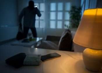 ദുബൈയിൽ അടച്ചിട്ട വീട്ടിൽ വൻ കവർച്ച. 180,000 ദിർഹം മൂല്യമുള്ള വസ്തുക്കളാണ് നഷ്ടമായത്.