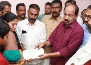 മംഗഫ് തീപിടുത്തം അരുൺ ബാബുവിന്റെ കുടുംബത്തിനുള്ള സർക്കാർ ധനസഹായം ഭക്ഷ്യ പൊതുവിതരണ വകുപ്പ് മന്ത്രി ജി.ആർ അനിൽ കൈമാറി.