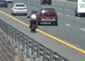 ദുബായ് റോഡിലെ ഹാർഡ് ഷോൾഡർ ഭാഗത്തുകൂടി വാഹനം ഓടിച്ചതിന് ബൈക്കുകാരനും, പിക്ക് അപ് ട്രക്ക് ഡ്രൈവർക്കും പൊലീസ് പിഴയിട്ടു