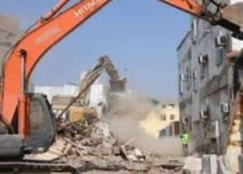 ജിദ്ദ അൽ-മനറാത്ത് ജില്ലയിലുള്ള അൽ-ബർമ മാർക്കറ്റിലെ ബ്ലോക്ക് 14-ൽ നിയമലംഘനം നടത്തി നിർമിച്ച സ്ഥപനങ്ങൾ മുനിസിപ്പാലിറ്റി അധികൃതർ പൊളിച്ചു നീക്കം ചെയ്തു