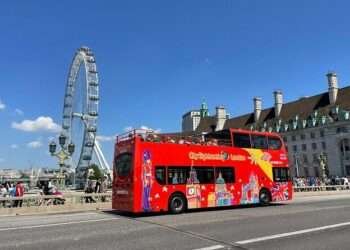 വിനോദസഞ്ചാരികൾക്ക് ദുബായ് നഗരം ചുറ്റിക്കാണാൻ പുതിയ ടൂറിസ്റ്റ് ഓൺ ആൻഡ് ഓഫ് ബസ് അടുത്തമാസം മുതൽ സർവീസ് ആരംഭിക്കും