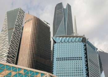 മുന്നറിയിപ്പില്ലാതെ വ്യക്തികളുടെ ബാങ്ക് അകൗണ്ടുകൾ മരവിപ്പിക്കുന്നതും അകൗണ്ടുകളിൽ നിക്ഷേപിച്ച പണം പിടിച്ചെടുക്കുന്നതും സൗദി ദേശീയ ബാങ്ക് വിലക്കി