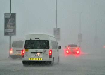 ഒമാനില് ഇന്ന് മുതല് ശക്തമായ മഴ ലഭിക്കുമെന്ന മുന്നറിയിപ്പിന്റെ പശ്ചാത്തലത്തില് ജോലിക്കാരുടെ സുരക്ഷ ഉറപ്പാക്കാന് സ്ഥാപനങ്ങള്ക്ക് നിര്ദേശം നല്കി