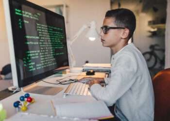 അബുദാബിയിൽ സ്കൂൾ കുട്ടികൾക്ക്  കോഡിങ്ങിൽ പരിശീലനം നൽകുന്നതിനായി പുതിയ പദ്ധതി ആരംഭിച്ചു