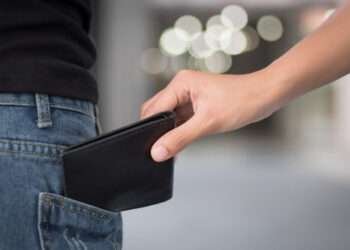 കു​വൈ​ത്തിൽ താമസ മു​റി​യി​ൽ​നി​ന്നും 700 ദീ​നാ​ർ പ്ര​വാ​സി മോ​ഷ്ടി​ച്ച​താ​യി പ​രാ​തി