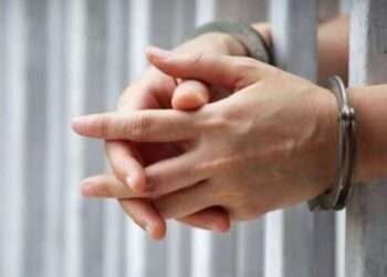 കുവൈത്തിൽ മദ്യം അനധികൃതമായി നിർമിച്ചതിനും വിൽപ്പന നടത്തിയതിനും ഒരു പ്രവാസിയെ പിടികൂടിയതായി റിപ്പോർട്ട്