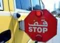 സ്കൂൾ ബസുകൾ സ്റ്റോപ്പ് സിഗ്നൽ ഇട്ടാൽ മറ്റ് യാത്രക്കാർ അത് മറികടന്ന് വാഹനമോടിക്കരുതെന്ന് മുന്നറിയിപ്പ് നൽകി അബുദാബി പോലീസ്