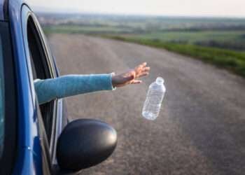 അബുദാബിയിൽ അശ്രദ്ധമായി മാലിന്യം വലിച്ചെറിയുന്നവർക്ക് എതിരെ കർശന നടപടിയെടുക്കാനൊരുങ്ങി ഗതാഗത, മുനിസിപ്പാലിറ്റി വിഭാഗം അധികൃതർ