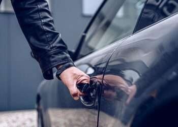 ആഡംബര കാറുകള് വാടകയ്ക്ക് എടുത്ത് പൂർണമായും പൊളിച്ച് യന്ത്രഭാഗങ്ങൾ മറ്റ് രാജ്യങ്ങളിലേക്ക് വില്ക്കുന്ന മൂന്ന് പ്രവാസികൾ കുവൈത്തിൽ പിടിയിൽ