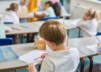 പഠനത്തിൽ മോശം; വിദ്യാർഥികളുടെ ഉന്നമനം ഉറപ്പാക്കാൻ സ്കൂളുകളോടൊപ്പം രക്ഷിതാക്കളും കൈകോർക്കണം